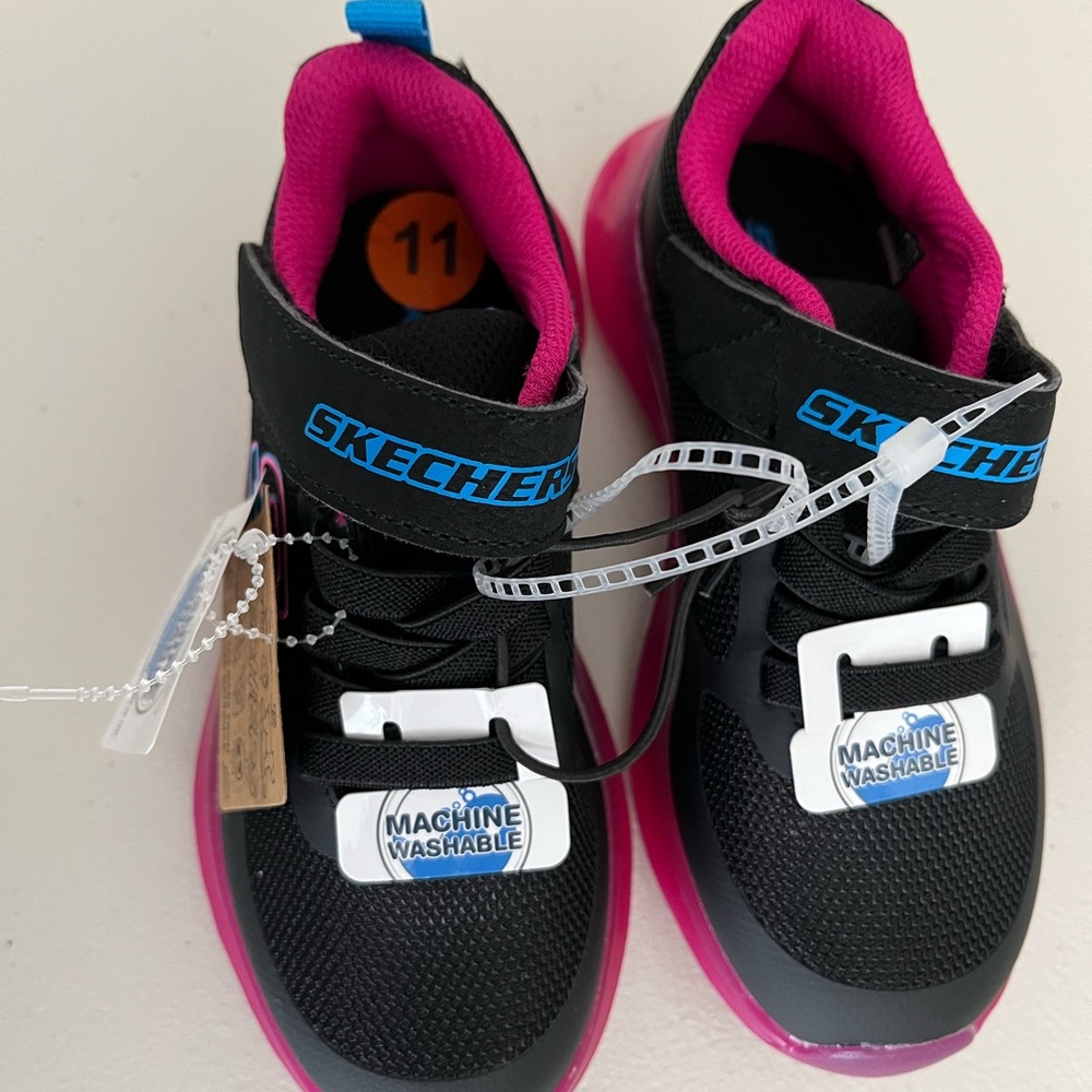 NWT Skechers Boundless Black with Pink Child girls tennis shoes. Size 11